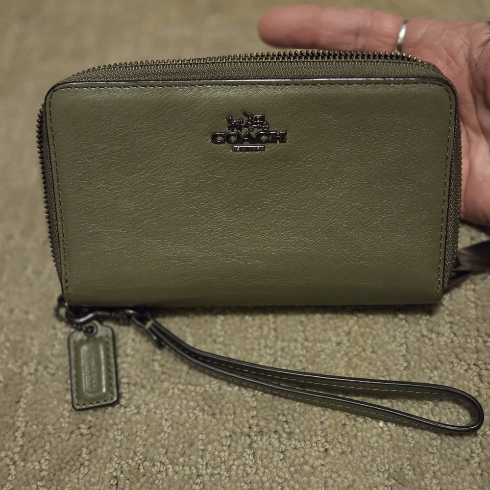 Coach  Leather Wallet High-Quality Craftsmanship